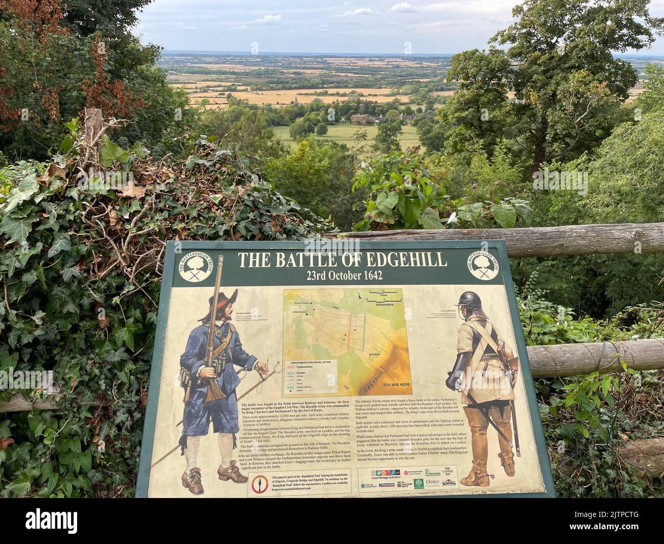 BATTAGLIA DI EDGEHILL, Warwickshire, Inghilterra, domenica 23 ottobre 1642. Bacheca con vista sul sito. Foto: Tony Gale Foto Stock