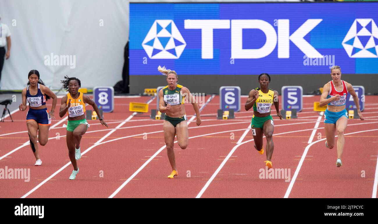 Ka'Alieena Bien, Marie-Josée Ta Lou, Carina Horn, Kemba Nelson, Patrizia Van Der Weken, in gara nelle 100m manche al World Athletics Championsh Foto Stock