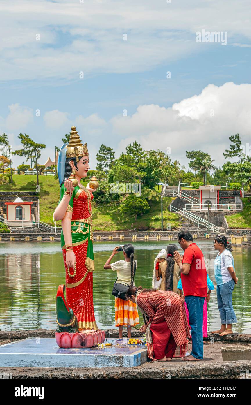 Famiglia indù indiana che prega al lago santo del cratere di Grand Bassin sull'isola di Mauritius Foto Stock