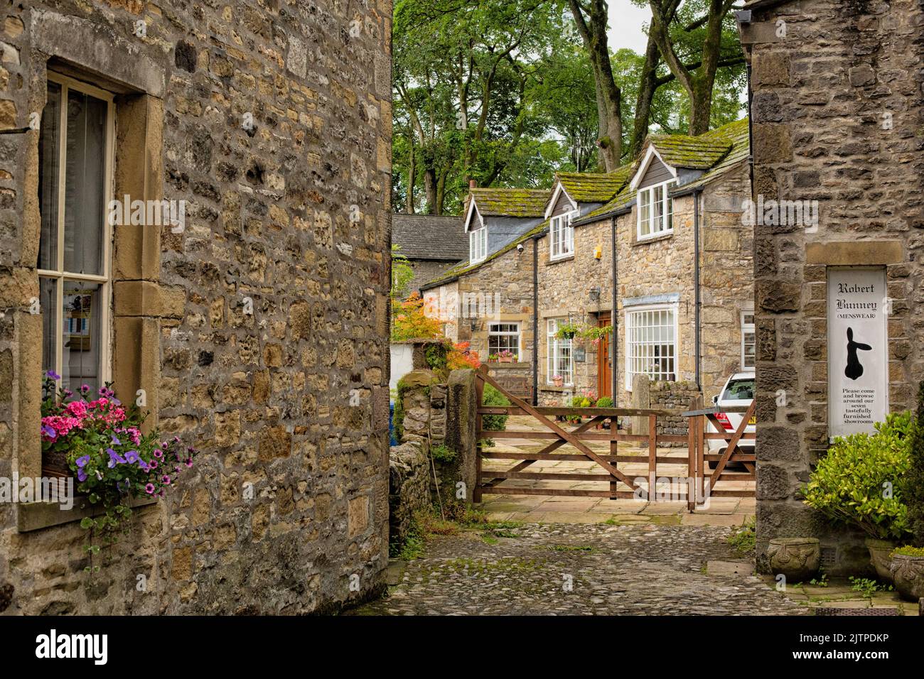 Una strada acciottolata con case nel villaggio Yorkshire Dales di Grassington, North Yorkshire UK Foto Stock