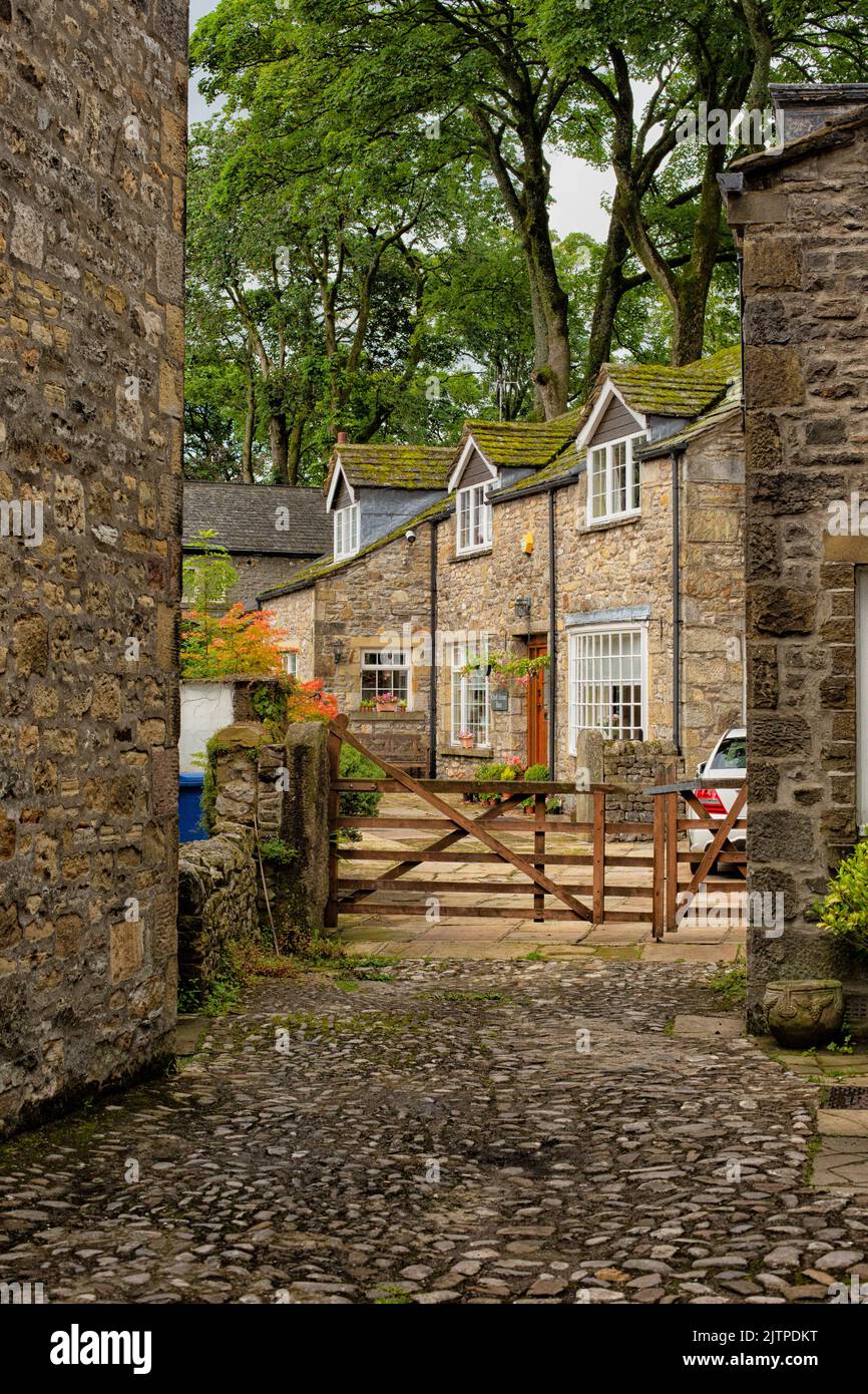 Una strada acciottolata con case nel villaggio Yorkshire Dales di Grassington, North Yorkshire UK Foto Stock