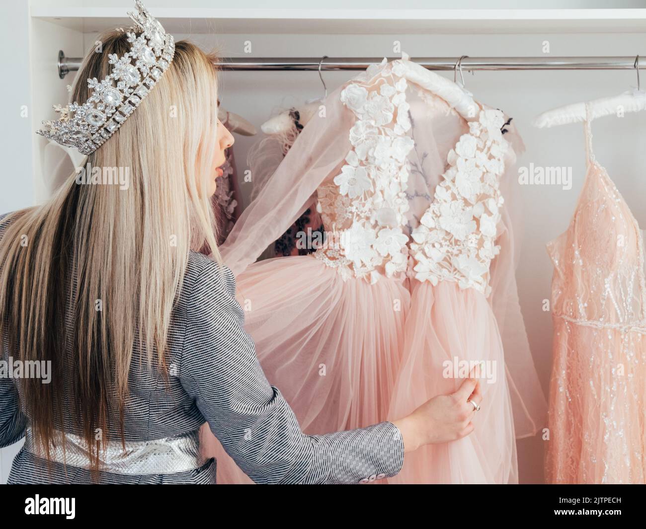 donna showroom moda scelta abito da sera Foto Stock