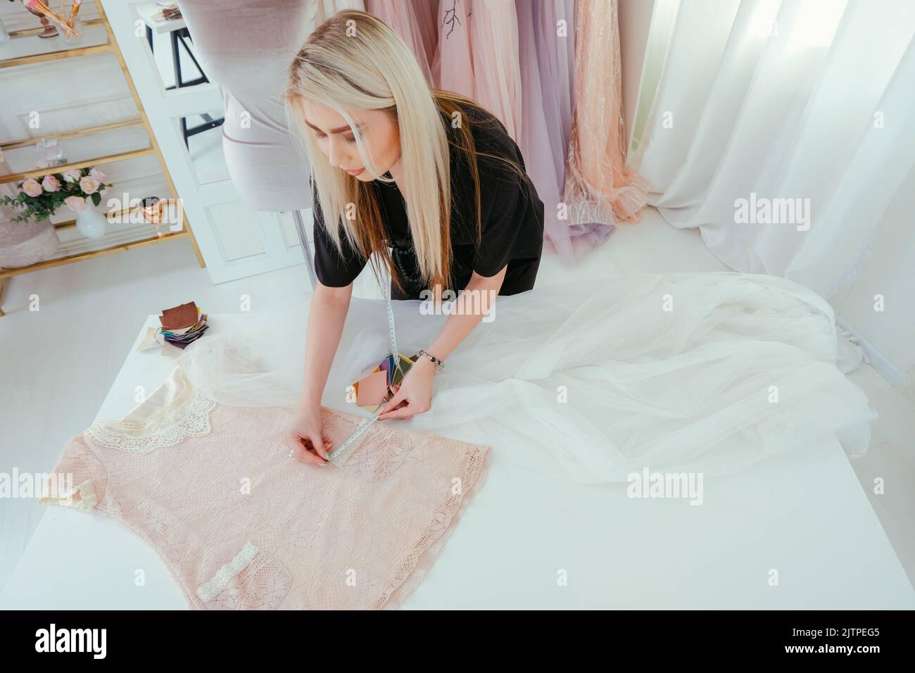 servizio personalizzato moda donna designer abbigliamento Foto Stock