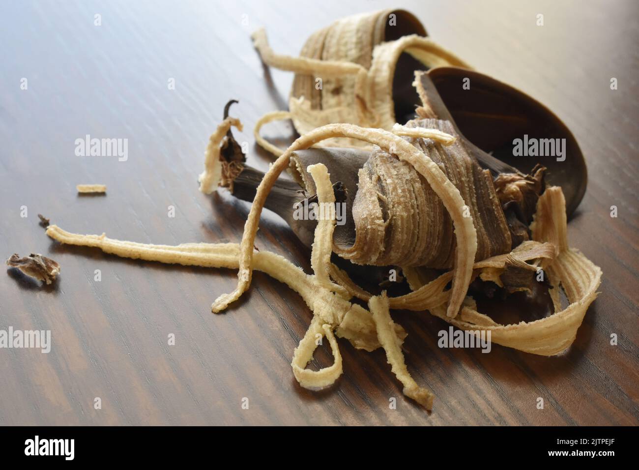 Buccia di banana marcio su tavola di legno. La foto può essere utilizzata per il concetto dei benefici della buccia di banana. Foto Stock