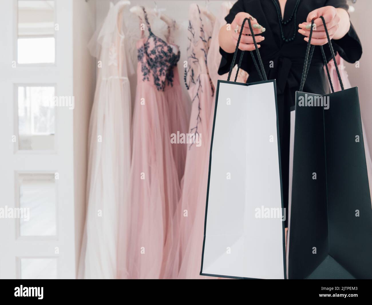 abito da sera showroom shopping consulente di moda Foto Stock