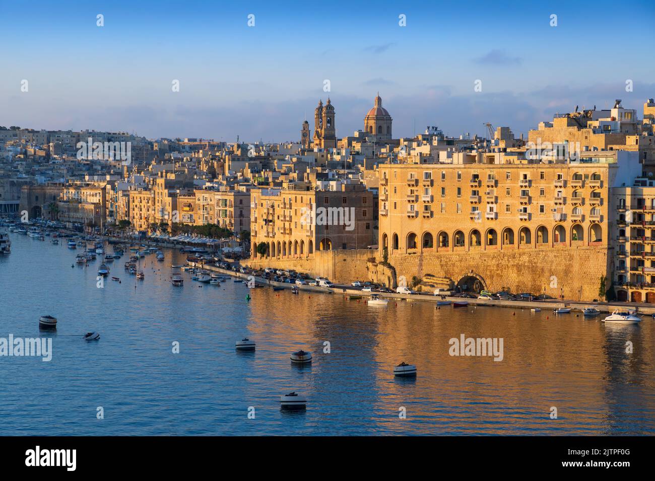 Skyline di la Valletta, Malta. Vista panoramica dal Grand Harbour. Foto Stock