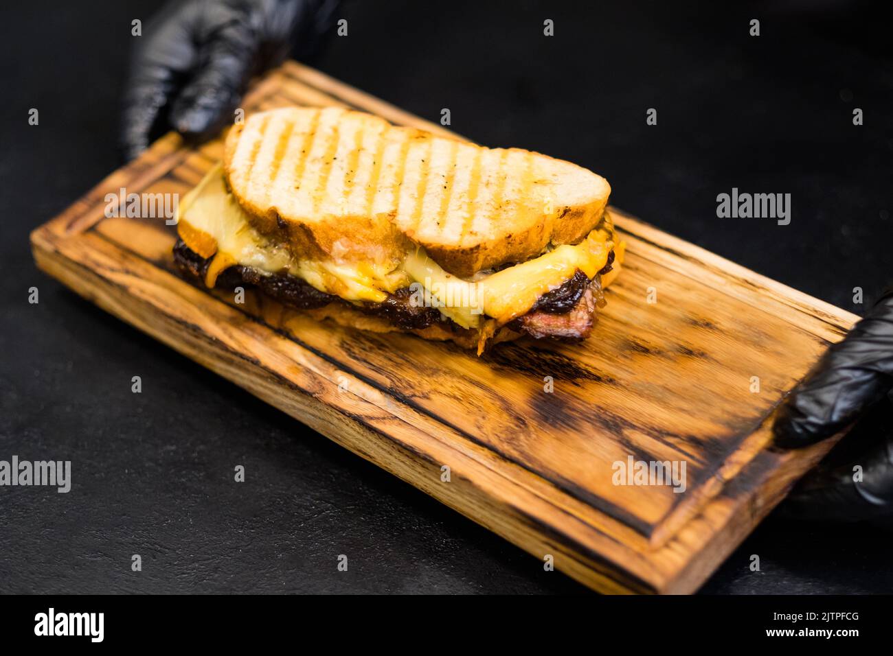 griglieria ristorante manzo brisket sandwich formaggio Foto Stock