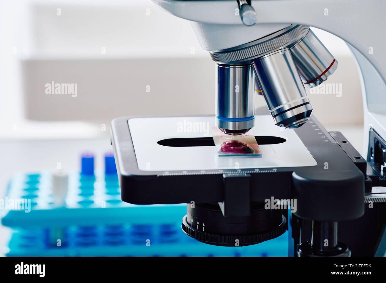 Primo piano del microscopio da laboratorio con lente obiettivo. Foto di alta qualità Foto Stock