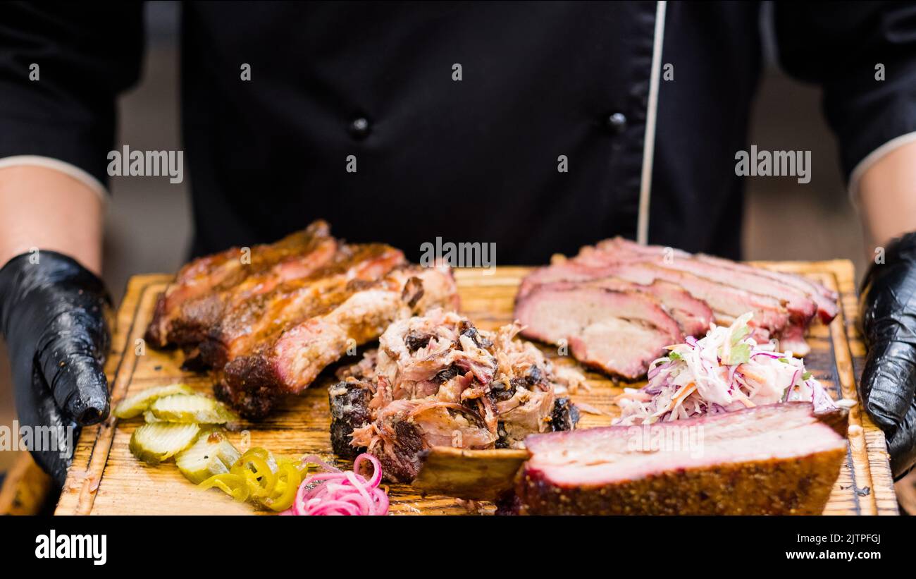 servizio di consegna cibo assortimento di carne affumicata Foto Stock