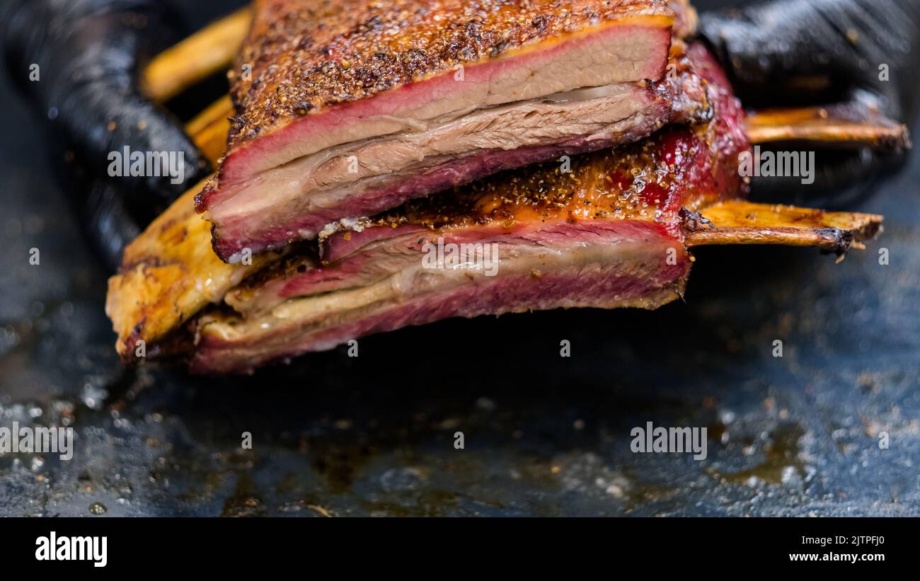 specialità culinarie grigliate di carne di manzo affumicato costolette Foto Stock