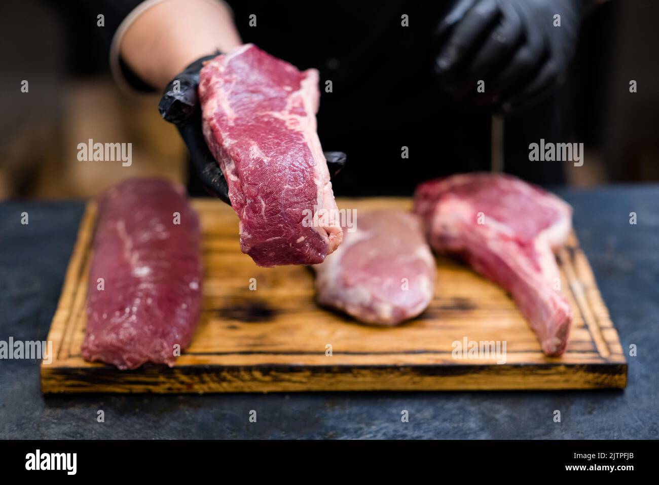 macelleria tagli freschi carne di manzo cruda bistecche chef Foto Stock
