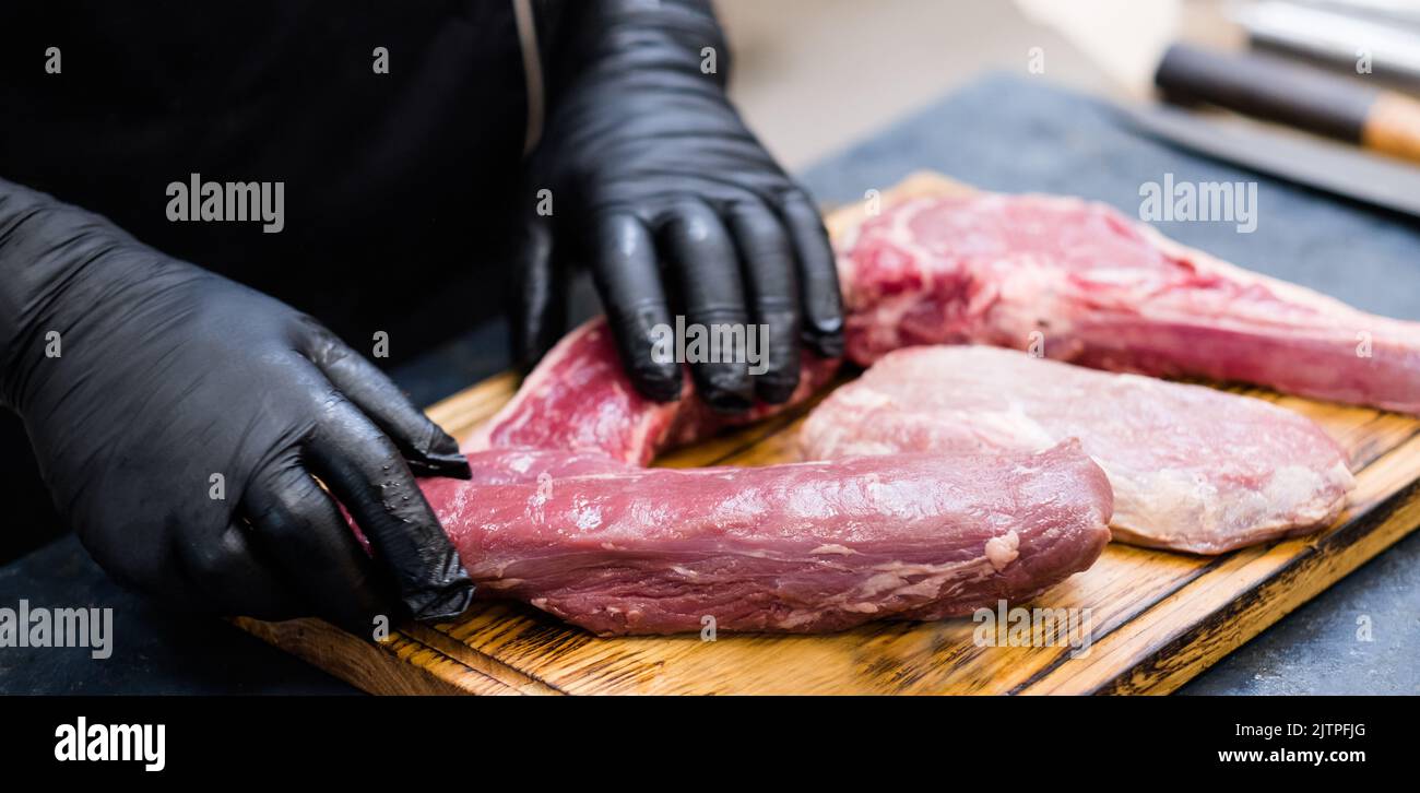 macelleria tagli freschi carne di manzo cruda bistecche chef Foto Stock