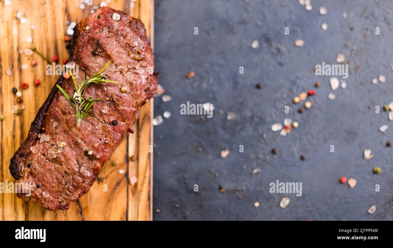 steakhouse cibo striploin bistecca di manzo carne rosmarino Foto Stock