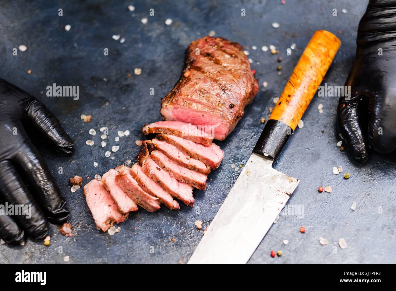 steakhouse cibo striploin bistecca di manzo coltello di carne Foto Stock