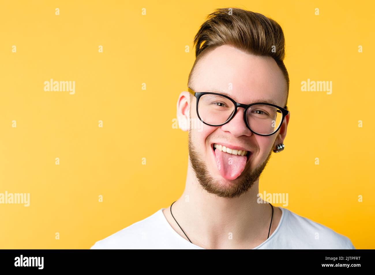 positivo allegro divertente emotivo ragazzo ritratto Foto Stock