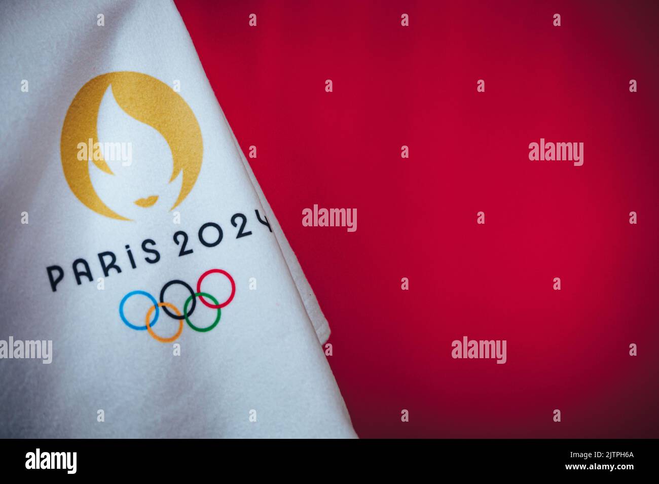 PARIGI, FRANCIA, AGOSTO 8. 2022: Giochi olimpici di Parigi 2024. Sfondo rosso, modificare lo spazio sullo sfondo Foto Stock