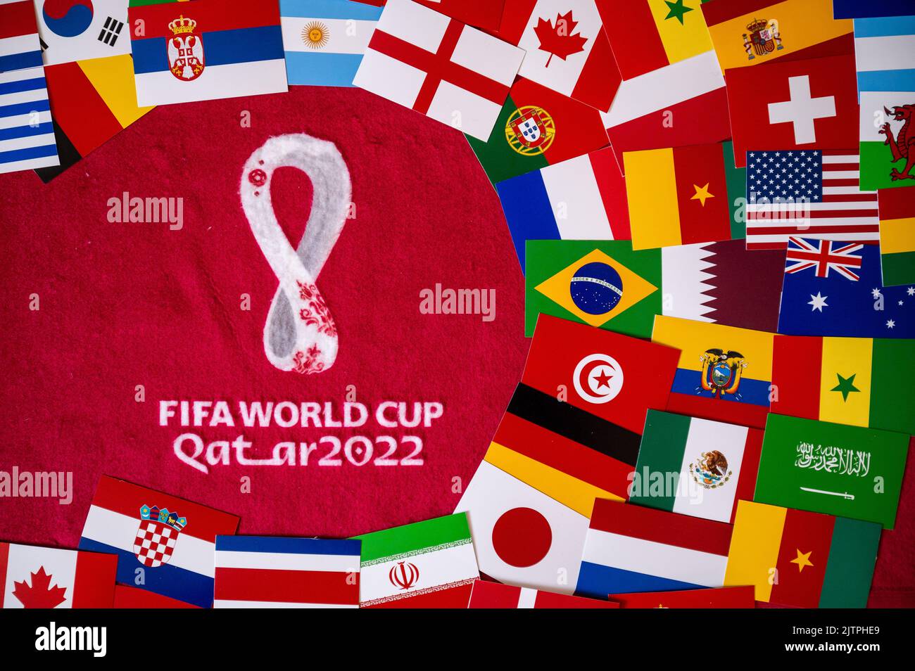 DOHA, QATAR, 30 AGOSTO 2022: Antefatto ufficiale della Coppa del mondo FIFA Qatar 2022. Bandiere di tutti i 32 paesi che giocheranno in Qatar Foto Stock