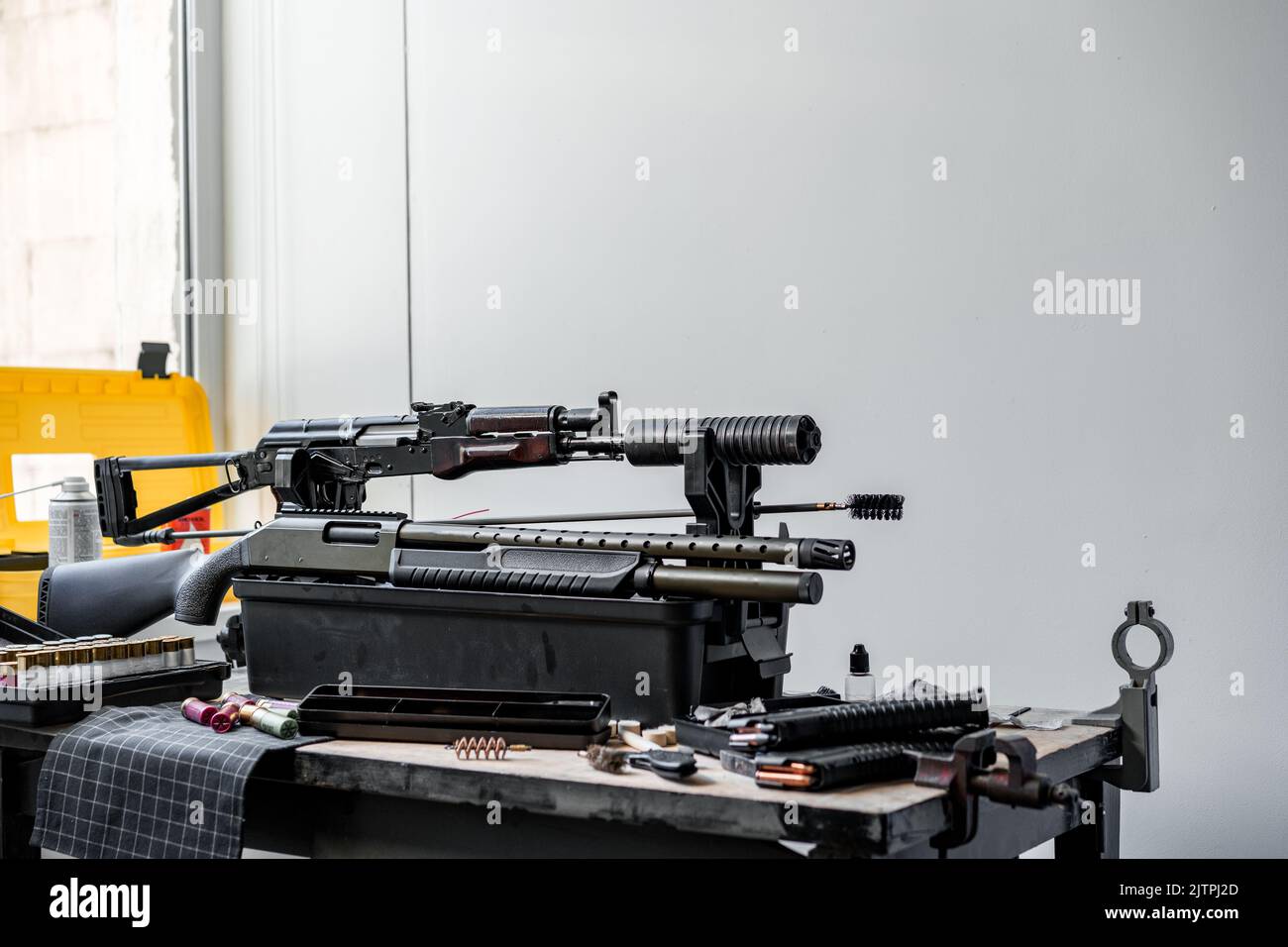 Fucile automatico in piedi sul tavolo del laboratorio di armi. Foto Stock