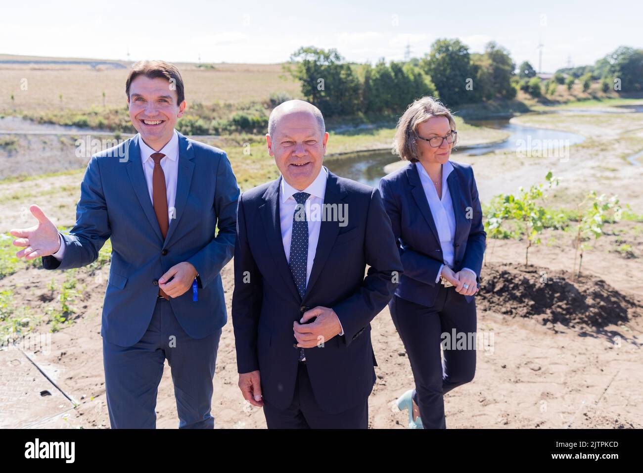 Castrop Rauxel, Germania. 01st Set, 2022. Il Cancelliere OLAF Scholz (M, SPD), Uli Paetzel, CEO di Emschergenossenschaft (l), e Ina Scharrenbach, ministro della costruzione della Renania settentrionale-Vestfalia, piantano viti alla cerimonia che segna il completamento della conversione dell'Emscher dopo 30 anni vicino all'Emscher rinaturalizzato. Credit: Rolf Vennenbernd/dpa/Alamy Live News Foto Stock