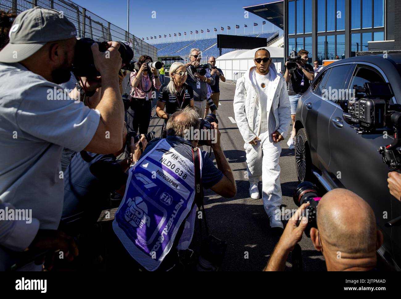 ZANDVOORT - Paesi Bassi, 1st settembre 2022. ZANDVOORT - Lewis Hamilton (Mercedes) arriva sul circuito. Il GP si è svolto lo scorso anno in forma modificata a causa delle misure corona. Quest'anno sono attesi fino a 110.000 visitatori al giorno. KOEN VAN WEEL Credit: ANP/Alamy Live News Foto Stock