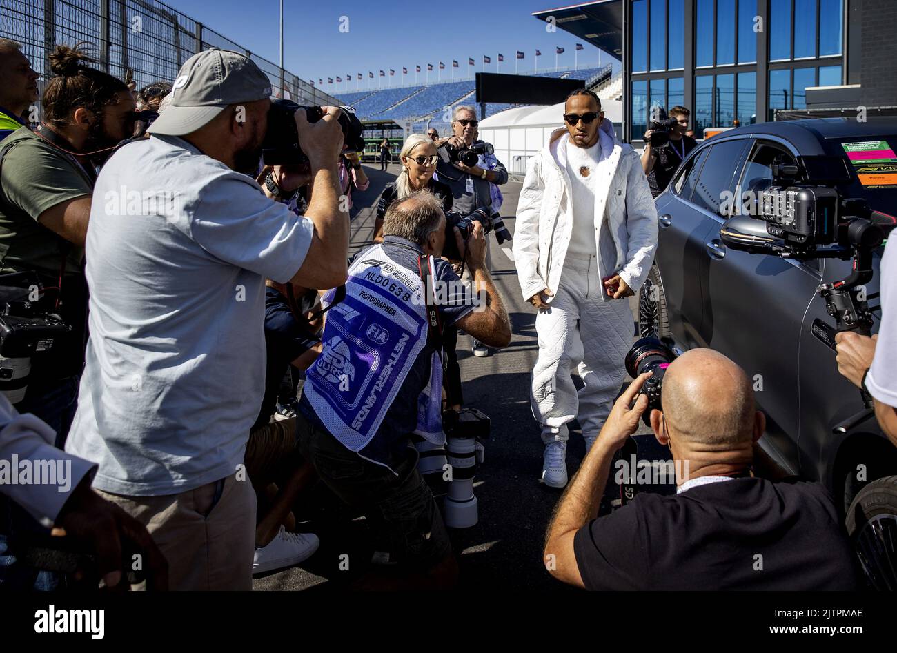 ZANDVOORT - Paesi Bassi, 1st settembre 2022. ZANDVOORT - Lewis Hamilton (Mercedes) arriva sul circuito. Il GP si è svolto lo scorso anno in forma modificata a causa delle misure corona. Quest'anno sono attesi fino a 110.000 visitatori al giorno. KOEN VAN WEEL Credit: ANP/Alamy Live News Foto Stock