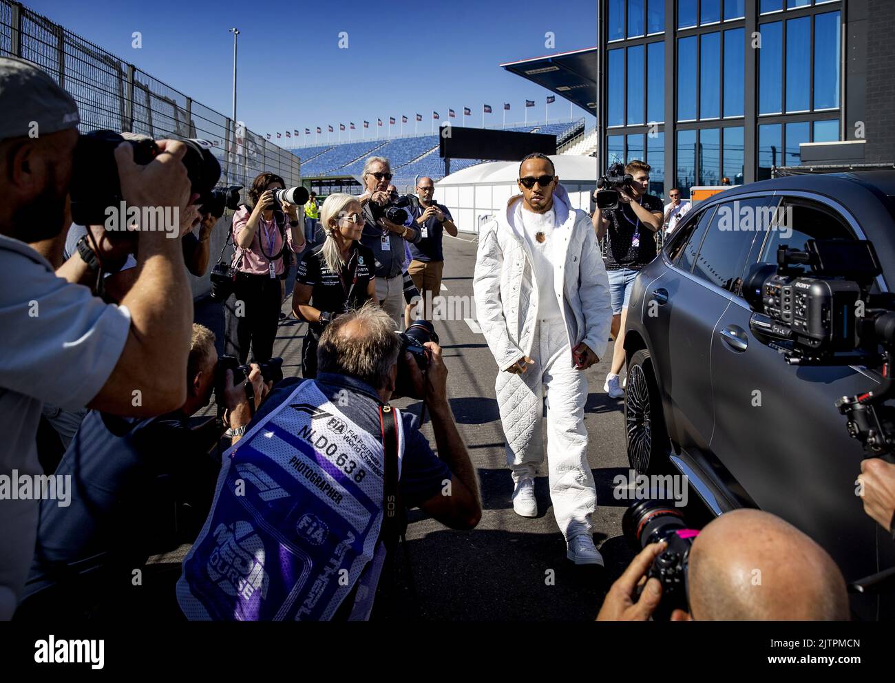 ZANDVOORT - Paesi Bassi, 1st settembre 2022. ZANDVOORT - Lewis Hamilton (Mercedes) arriva sul circuito. Il GP si è svolto lo scorso anno in forma modificata a causa delle misure corona. Quest'anno sono attesi fino a 110.000 visitatori al giorno. KOEN VAN WEEL Credit: ANP/Alamy Live News Foto Stock