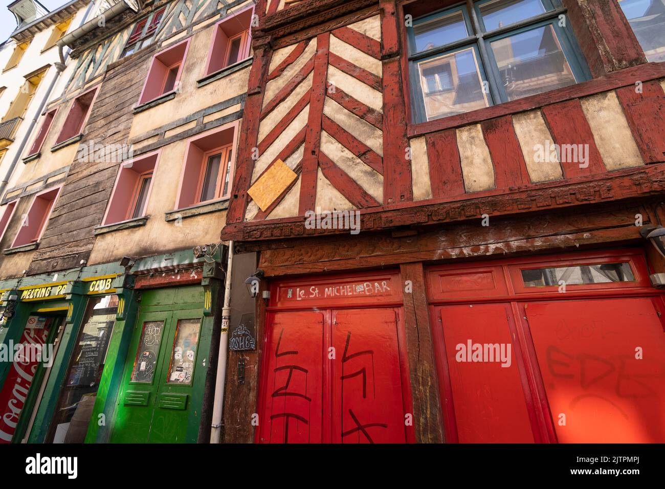 Vecchie case a graticcio pronte per la ristrutturazione a Rennes, Francia Foto Stock