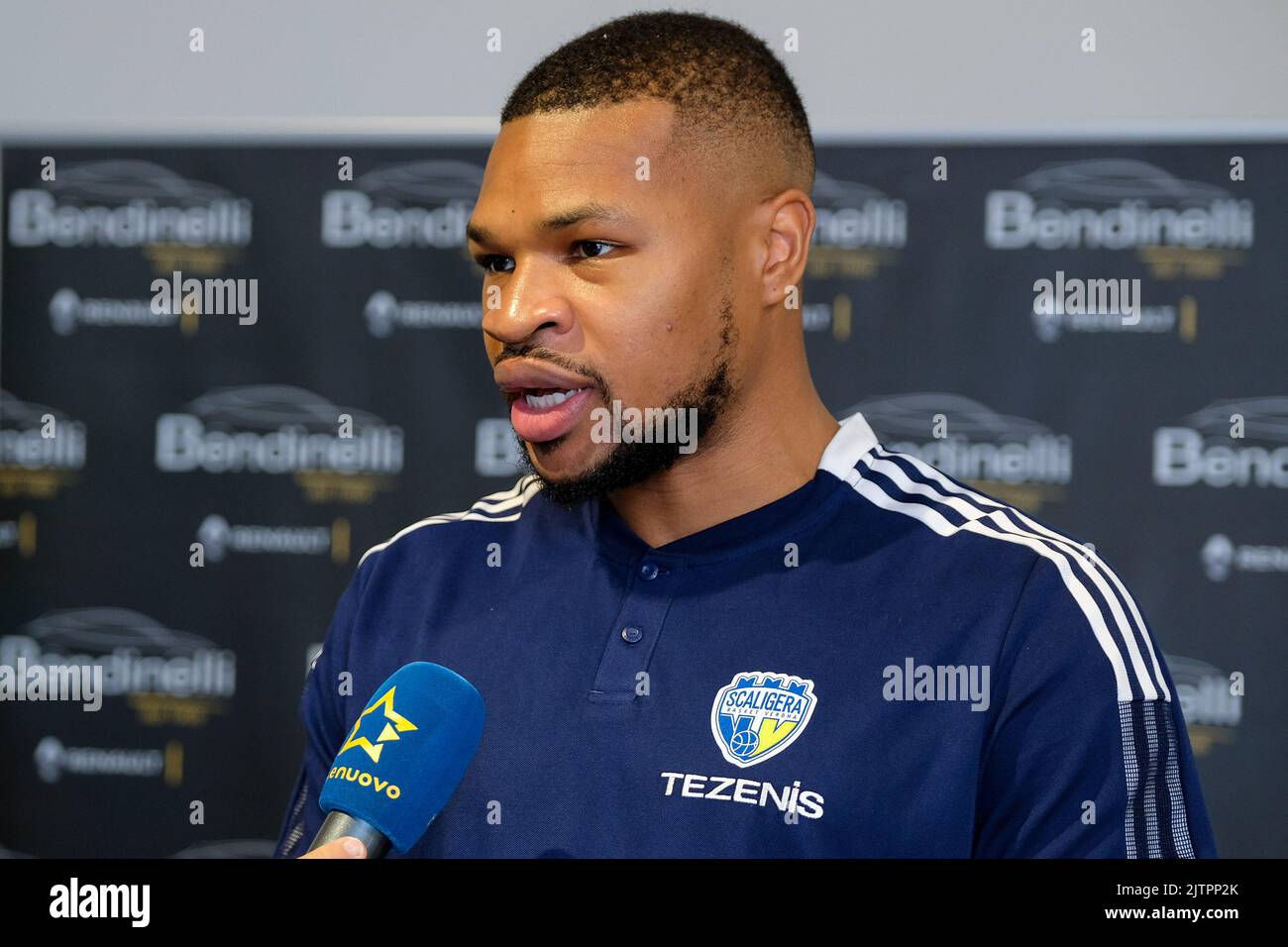 Conferenza stampa per la presentazione del nuovo giocatore di basket Scaligera Basket Tezenis Verona, Tylor Smith. Foto Stock