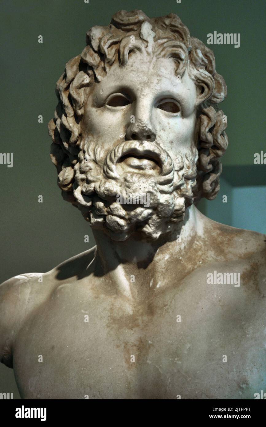 Testa di statua in marmo di Asclepio trovata nel Santuario di Mounichia a Pireo, copia del II secolo a.C. dopo Scopas. Museo Archeologico Nazionale di Atene, Grecia Asclepio, Statua di Asclepio trovata a Mounichia, nel Santuario di Asclepio, Museo Archeologico Nazionale di Atene, Marmo, Dio greco della guarigione. Foto Stock