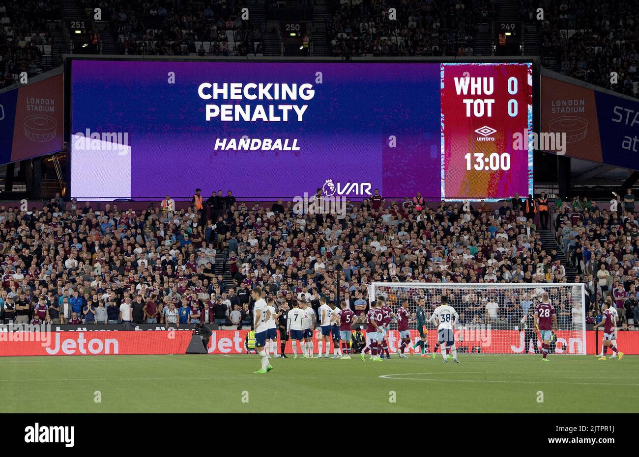 Londra, Regno Unito. 31st ago, 2022. LA schermata VAR mostra un controllo penalità. Incontro della Premier League, West Ham Utd contro Tottenham Hotspur al London Stadium, Queen Elizabeth Olympic Park a Londra mercoledì 31st agosto 2022. Questa immagine può essere utilizzata solo per scopi editoriali. Editoriale solo foto di Sandra Mailer/Andrew Orchard sports photography/Alamy Live news Credit: Andrew Orchard sports photography/Alamy Live News Foto Stock