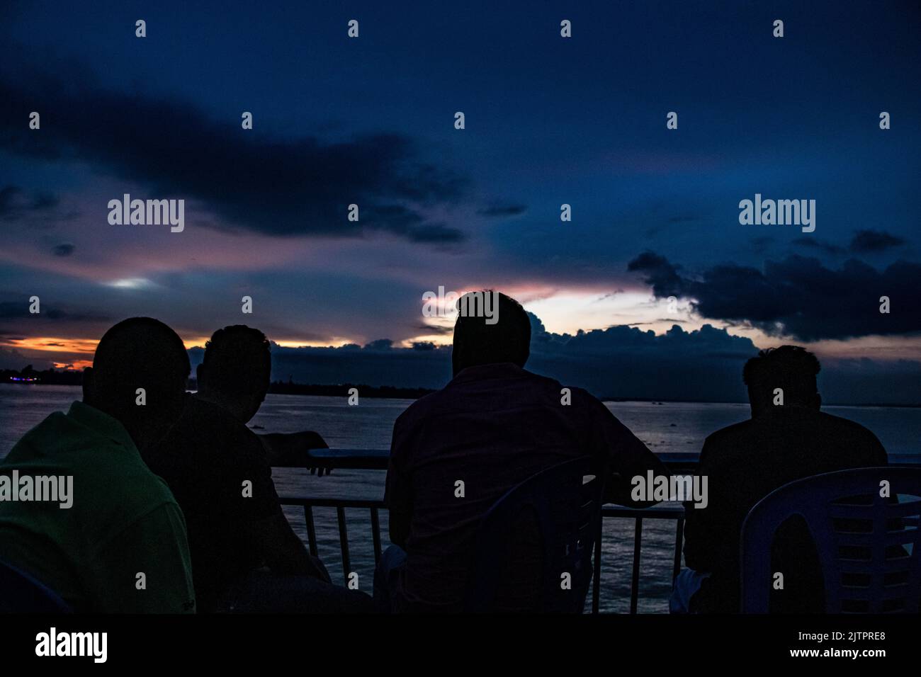 Estate cielo nuvoloso sul fiume in Bangladesh il 4 agosto 2022, dal Bangladesh, Asia meridionale Foto Stock