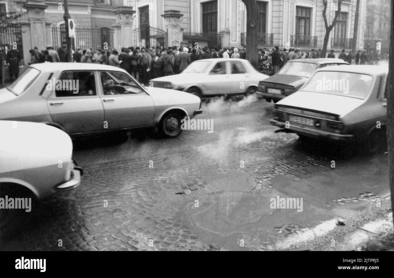 Bucarest, Romania, gennaio 1990. Persone e veicoli nel centro di Bucarest, poche settimane dopo la rivoluzione anti-comunista del dicembre 1989. Foto Stock