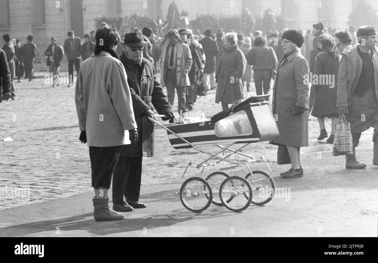 Bucarest, Romania, 1990. Nonno che spinge un passeggino nel centro della città. Foto Stock