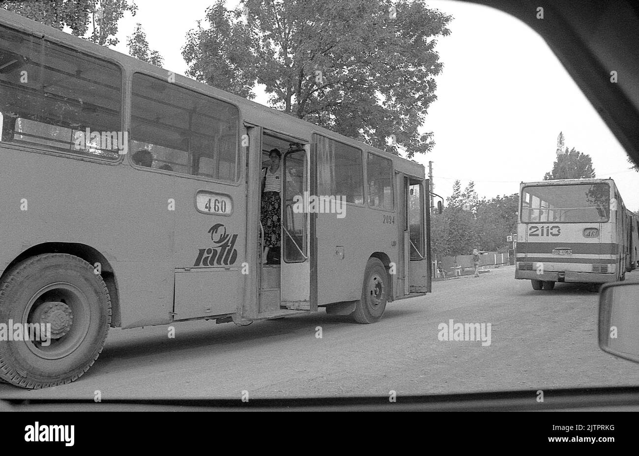 Romania, 1984. Trasporto pubblico alla periferia della capitale, Bucarest. Foto Stock