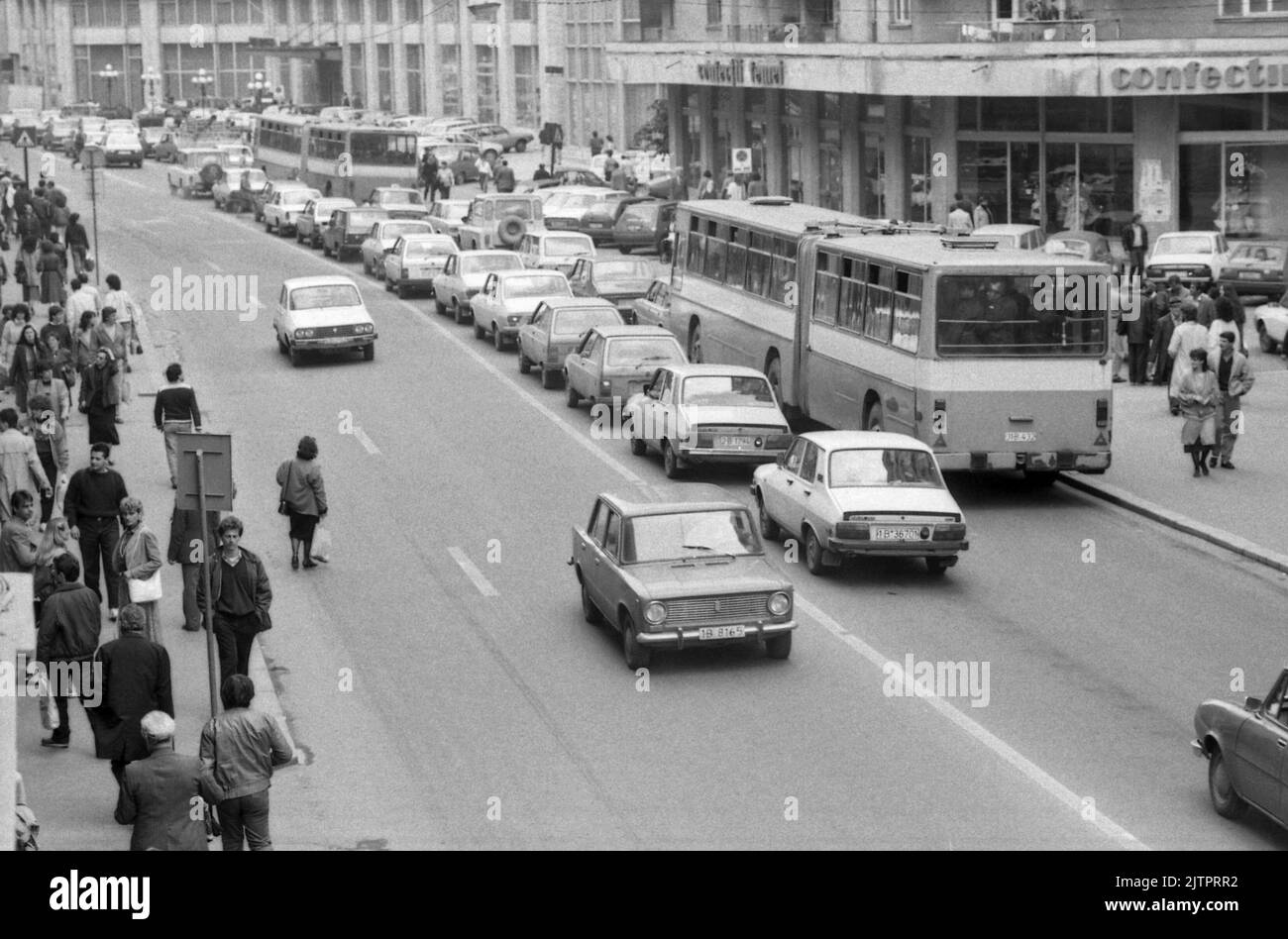 Bucarest, Romania, aprile 1990. Persone e veicoli su Calea Victoriei, famoso viale della Città Vecchia, pochi mesi dopo la rivoluzione anticomunista del dicembre 1989. Foto Stock