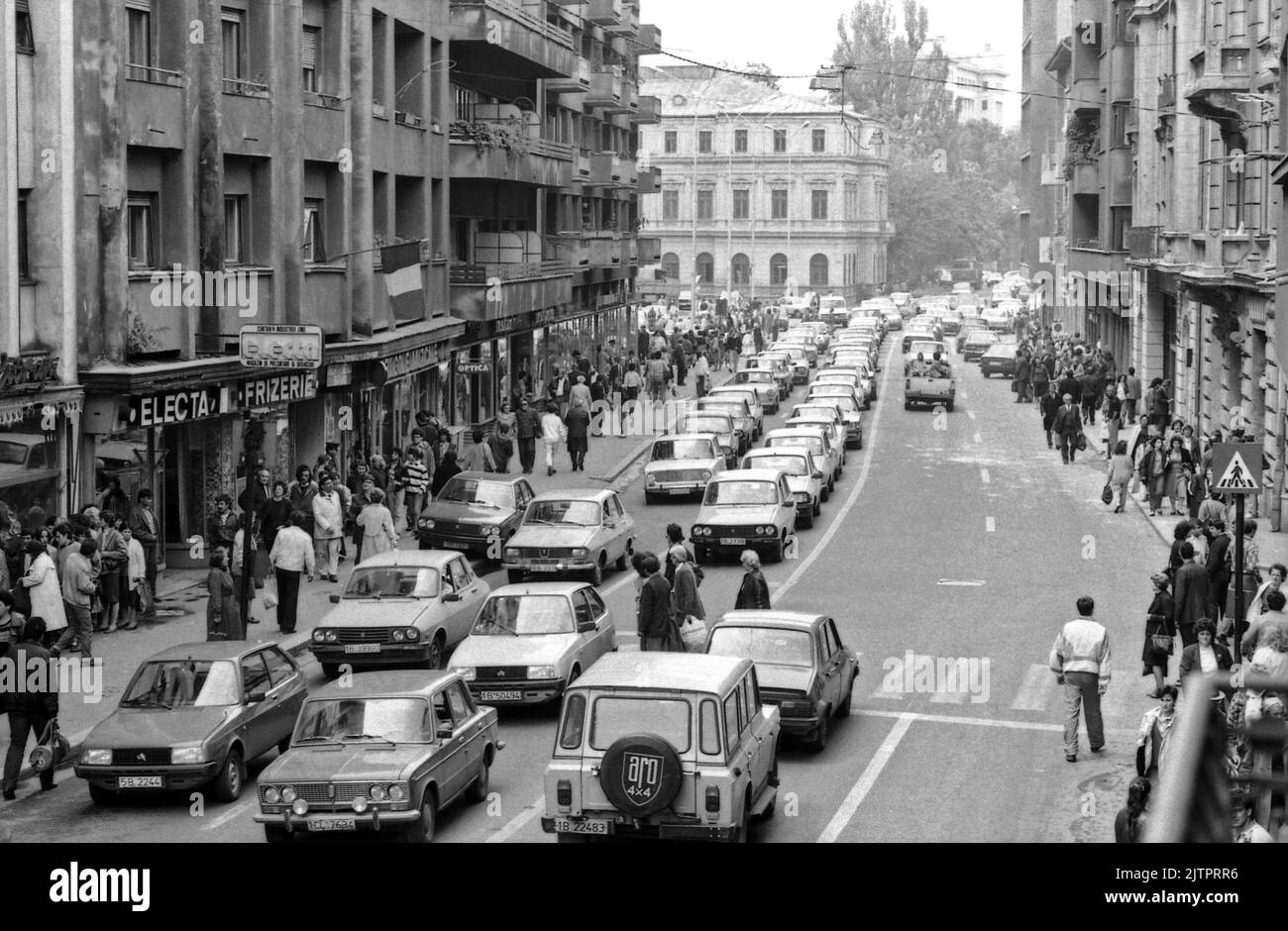 Bucarest, Romania, aprile 1990. Persone e veicoli su Calea Victoriei, famoso viale della Città Vecchia, pochi mesi dopo la rivoluzione anticomunista del dicembre 1989. Foto Stock