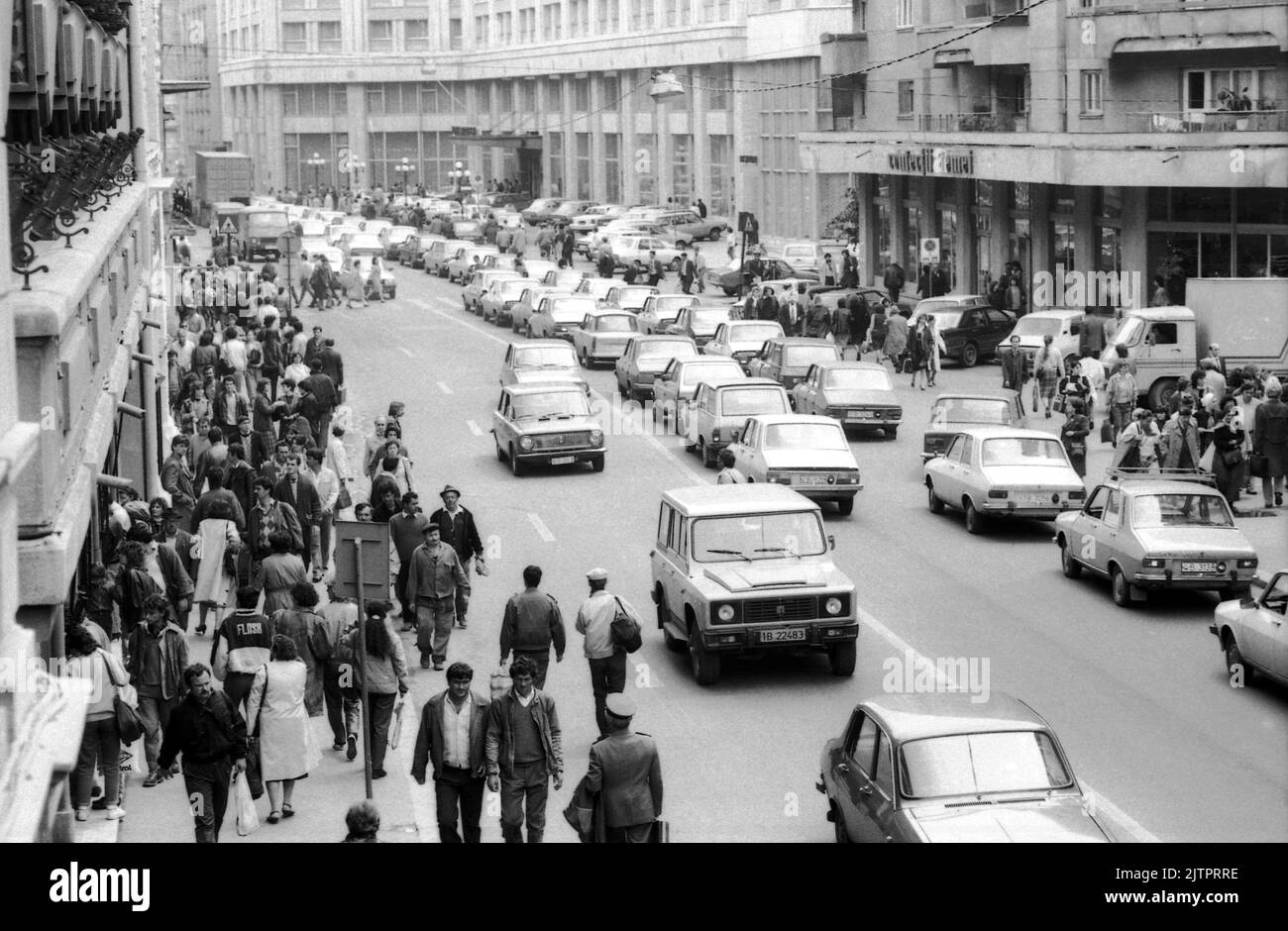 Bucarest, Romania, aprile 1990. Persone e veicoli su Calea Victoriei, famoso viale della Città Vecchia, pochi mesi dopo la rivoluzione anticomunista del dicembre 1989. Foto Stock