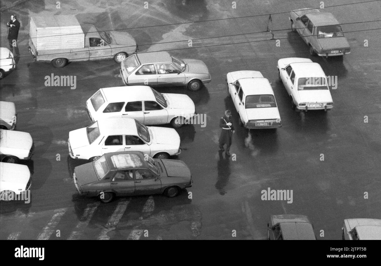 Bucarest, Romania, gennaio 1990. Veicoli in circolazione in Piazza Romana. Foto Stock