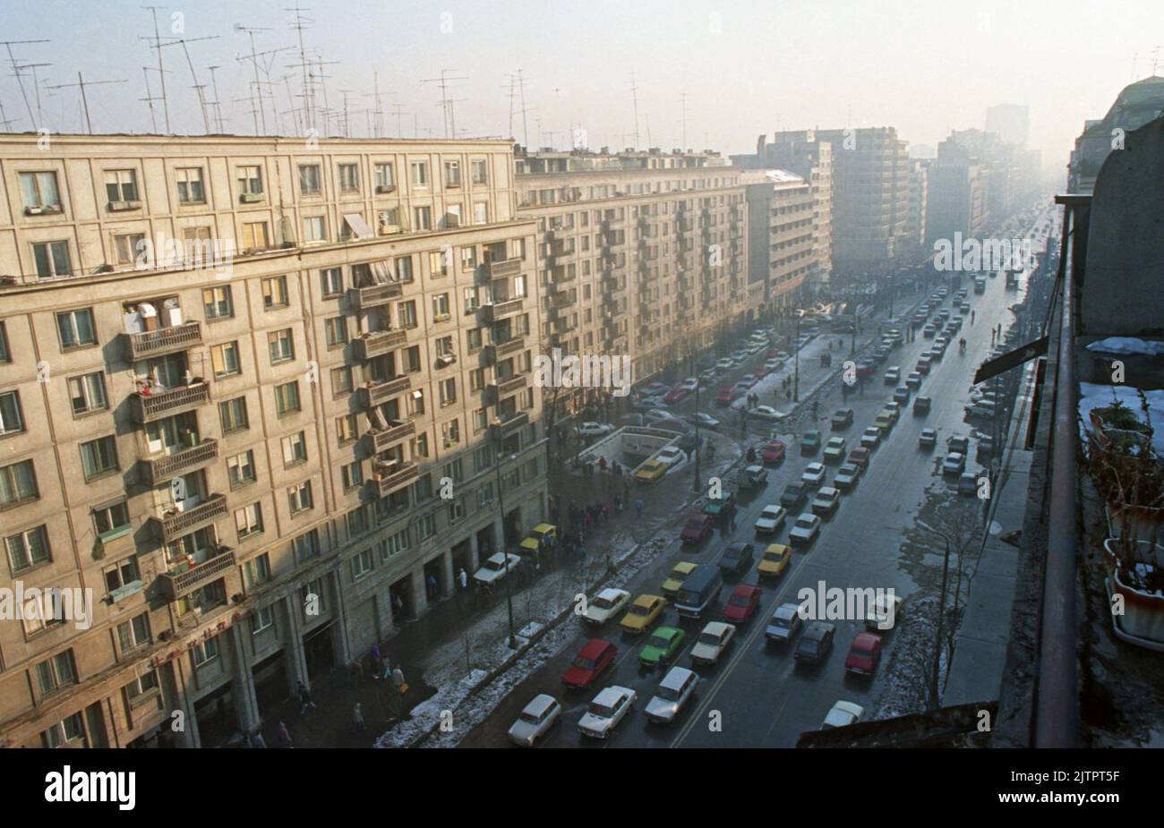 Bucarest, Romania, gennaio 1990. Edifici di appartamenti lungo Boulevard Ghe. Magheru in Piazza Romana. Foto Stock