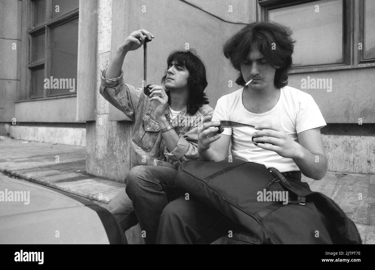 Bucarest, Romania, maggio 1990. Uomini che guardano alcuni rotoli di pellicola sviluppati. Foto Stock