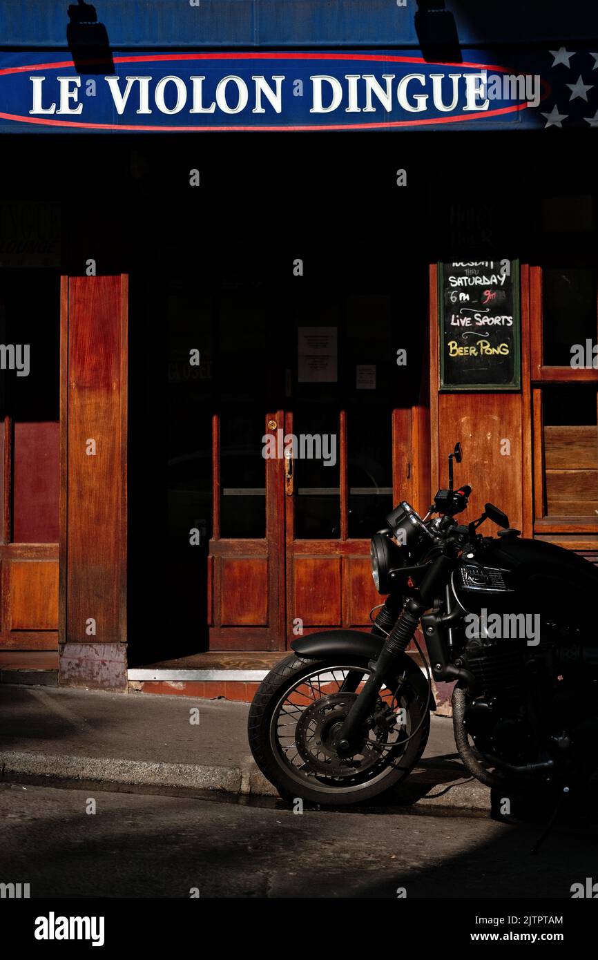 Biciclette parcheggiate di fronte a un pub di Parigi Foto Stock