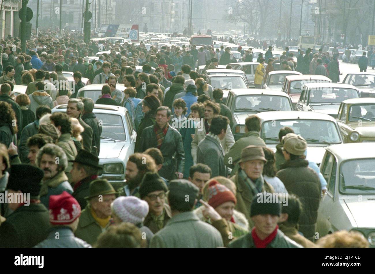 Bucarest, Romania, gennaio 1990. Persone e veicoli nel centro di Bucarest, poche settimane dopo la rivoluzione anti-comunista del dicembre 1989. Foto Stock