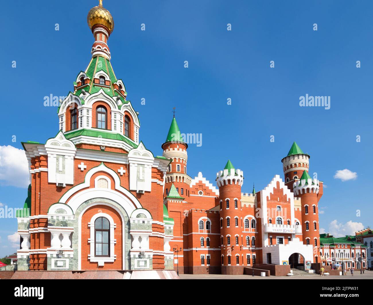 Yoshkar-Ola, Russia - 24 agosto 2022: Cappella dei Santi Principe Pietro e Principessa Fevronia di Murom vicino al Teatro dei Pupi Repubblicani di Mari El al Patriarco Foto Stock