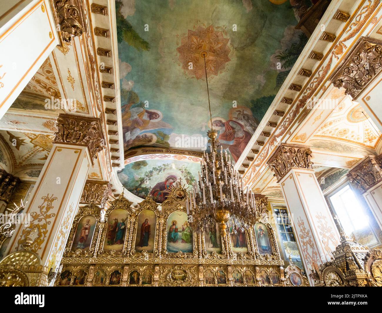 Zelenodolsk, Russia - 25 agosto 2022: Soffitto della Chiesa consacrata in onore dell'icona georgiana della Madre di Dio nel Monastero di Raifa Bogoroditsky Foto Stock