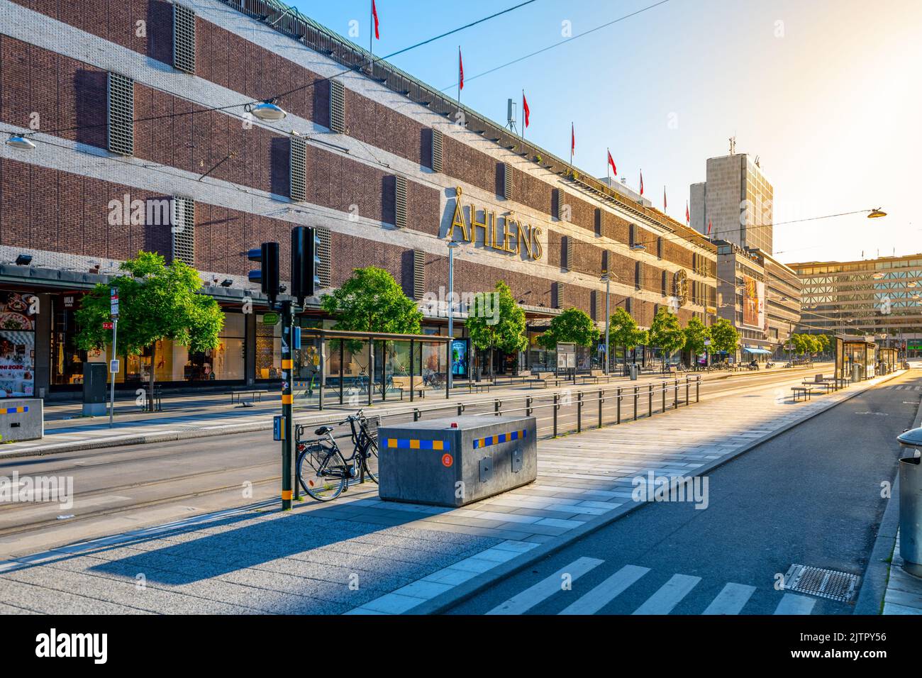 Klarabergsgatan Street e il fulcro dei trasporti pubblici a Stoccolma Foto Stock