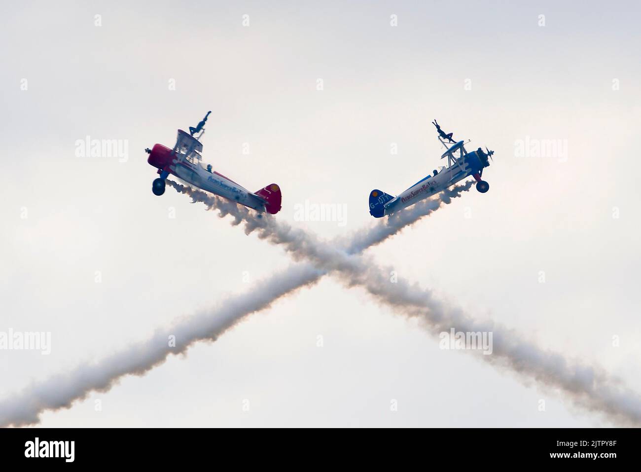 Bournemouth, Dorset, Regno Unito. 1st settembre 2022. Gli aerosuperbatici Wingwalkers che fanno la prima esposizione durante il primo giorno del Bournemouth Air Festival a Bournemouth in Dorset. Picture Credit: Graham Hunt/Alamy Live News Foto Stock