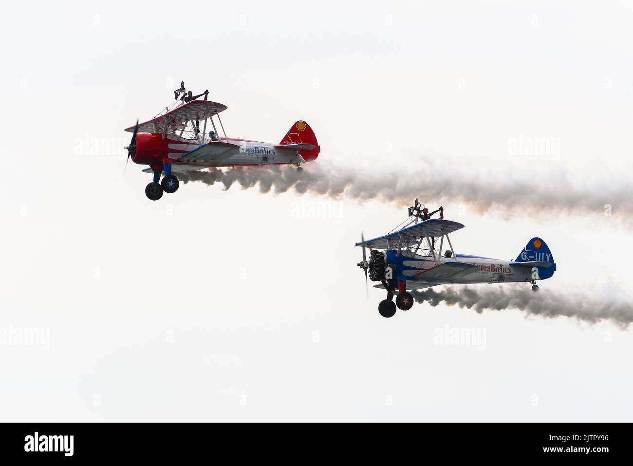 Bournemouth, Dorset, Regno Unito. 1st settembre 2022. Gli aerosuperbatici Wingwalkers che fanno la prima esposizione durante il primo giorno del Bournemouth Air Festival a Bournemouth in Dorset. Picture Credit: Graham Hunt/Alamy Live News Foto Stock