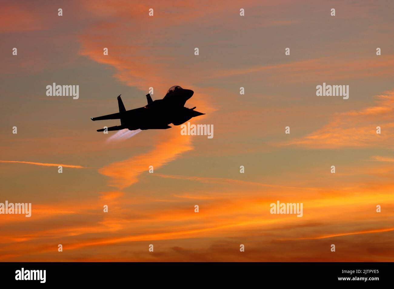 Una forza aerea statunitense McDonnell Douglas F-15E Strike Eagle lancia al tramonto da RAF Lakenheath, Suffolk. Foto Stock