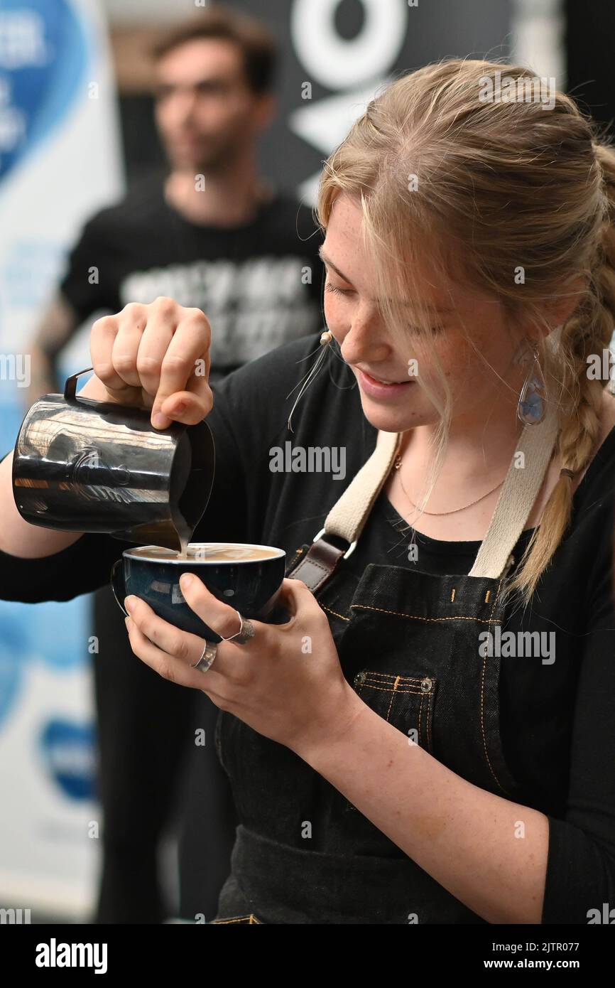 Lily Jones è un concorrente indipendente del UK latte Art Championship 2022 al caffè Culture Show 2022 presso l'iconico Business Design Centre di Islington, Londra, Regno Unito. - 1st Settembre 2022. Foto Stock