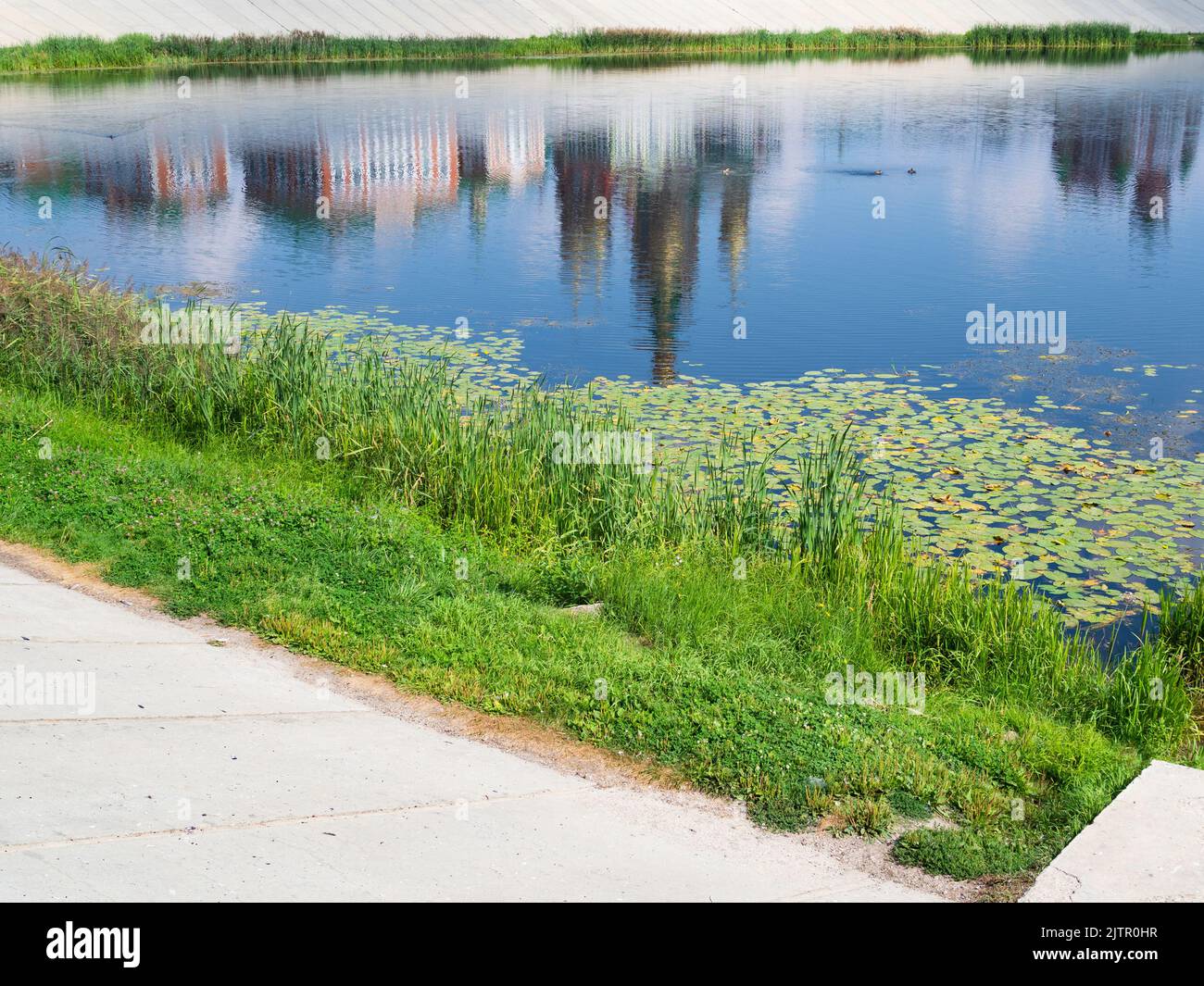 Lungofiume del fiume Malaya Kokshaga sul lungofiume di Voskresenskaya nel centro della città di Yoshkar-Ola il giorno estivo soleggiato Foto Stock